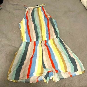 This is a cute romper size M